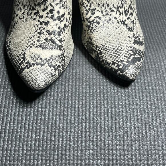 Qupid Chelsea Booties Womens‎ Size 9 Gray Snakeskin Faux Leather Pointed Toe - Picture 3 of 10